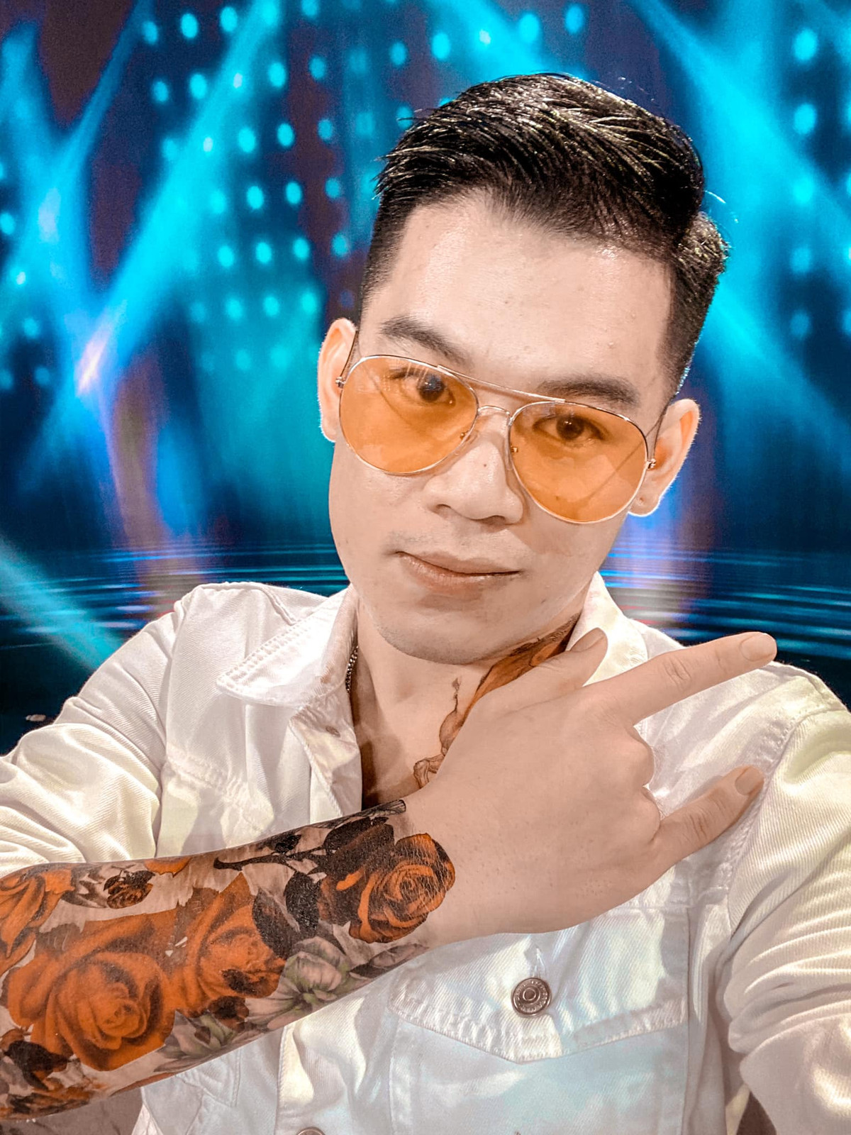 Long Chun sinh năm 1994. Với lối nói chuyện hài hước và khả năng hóa thân thành nhiều kiểu vai, anh được yêu thích trong vai trò YouTuber, vlogger.