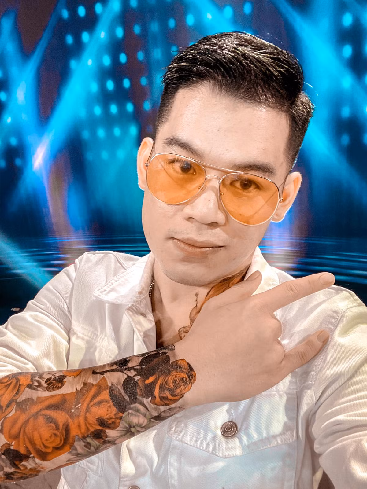 Long Chun sinh năm 1994. Với lối nói chuyện hài hước và khả năng hóa thân thành nhiều kiểu vai, anh được yêu thích trong vai trò YouTuber, vlogger.