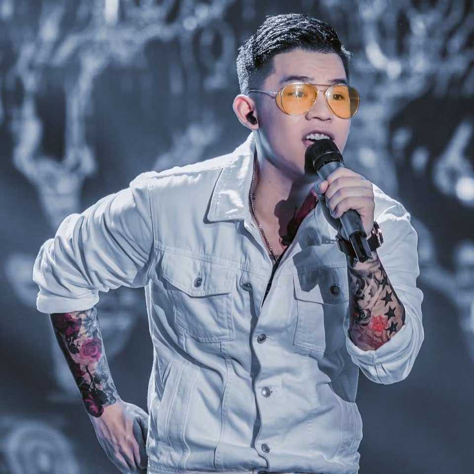 Tuần trước, Long Chun giành giải nhất tuần của Gương mặt thân quen khi hóa thân thành ca sĩ Hồ Ngọc Hà. Và đây cũng là lúc anh phải dừng bước từ khi phát hiện bệnh tình của mình.