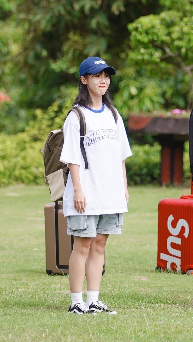 Mới đây, nữ Youtuber sinh năm 1995 tiếp tục làm dân mạng xôn xao với loạt ảnh thời cấp 3 và ngay lập tức trở thành tâm điểm gây chú ý với đông đảo dư luận.