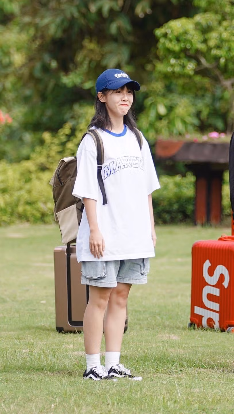 Mới đây, nữ Youtuber sinh năm 1995 tiếp tục làm dân mạng xôn xao với loạt ảnh thời cấp 3 và ngay lập tức trở thành tâm điểm gây chú ý với đông đảo dư luận.