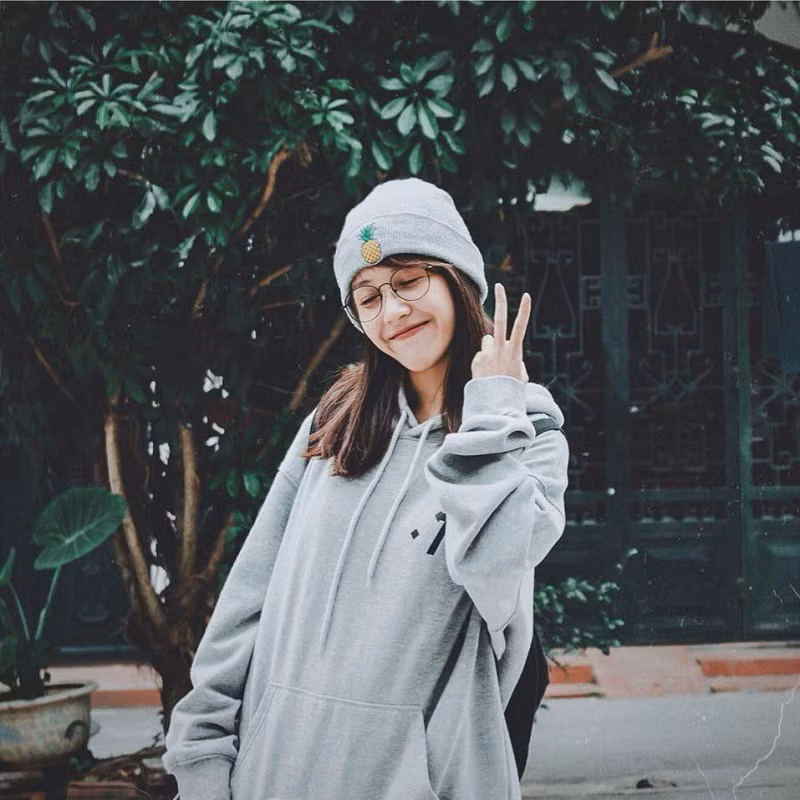 Nhiều người bày tỏ thích thú trước khoảnh khắc thời đi học được "đào mộ" này và dành không ít lời khen ngợi trước nhan sắc trẻ trung của “YouTuber triệu view” Hậu Hoàng. Ảnh: Facebook nhân vật