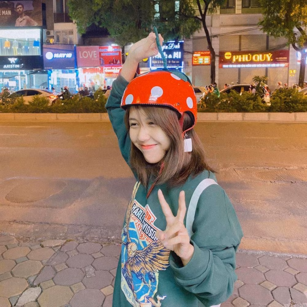 Hậu Hoàng của thời điểm hiện tại trẻ trung chẳng kém gì thời đi học.