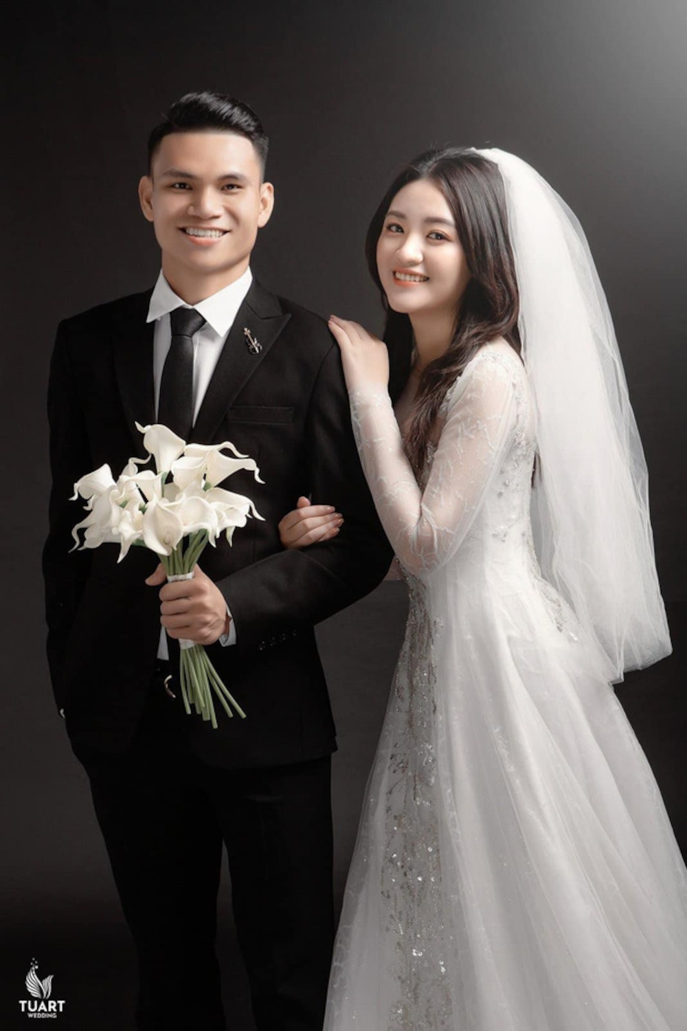 Xuất hiện trong bộ ảnh cưới, nàng WAG mới Dung Trần đeo vương miện, mặc váy cưới xinh đẹp rạng ngời. Xuân Mạnh diện vest bảnh bao, lịch lãm. Nhiều người nhận xét cả hai có tướng phu thê, là đôi lứa xứng đôi, trai tài gái sắc.