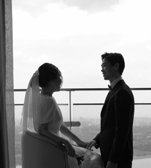 Nàng WAG mới này dù im hơi lặng tiếng trên mạng xã hội và khá kín đáo nhưng nhan sắc của cô nàng cũng đáng chú ý, đặc biệt trong ngày cưới Viên Minh đều lựa chọn chiếc váy giản dị nhưng không kém phần sang trọng.