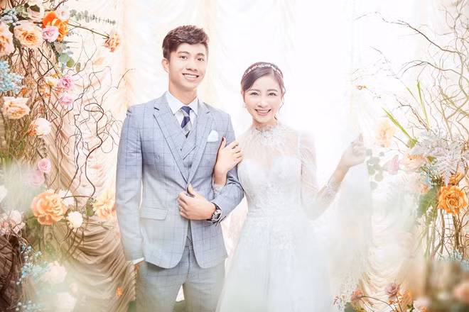 Cô giáo mầm non từ lâu luôn được người hâm mộ đánh giá là sở hữu nhan sắc xinh đẹp không khác gì hot girl. Trong ảnh được tag, Nhật Linh đã lộ gương mặt hơi vuông và kém rạng rỡ hơn ảnh selfie. Ảnh: Tổng hợp Facebook