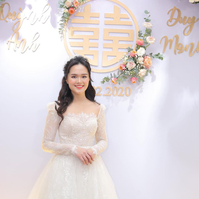 Vợ trẻ của cầu thủ Duy Mạnh cũng từng được dân tình đem ra so nhan sắc không ít lần.