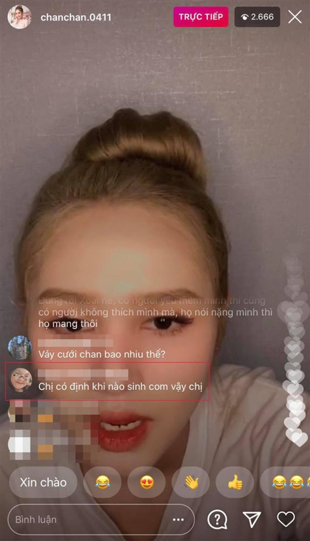 Trước đó ngay sau đám cưới, vợ Xemesis tổ chức một buổi livestream trên trang cá nhân để trò chuyện cùng người hâm mộ. Bên cạnh những câu hỏi về chuyến "tuần trăng mặt" của cặp đôi thì không ít người cũng thắc mắc chuyện vợ chồng Xoài Non dự định khi nào sinh em bé.