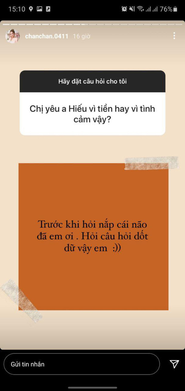 Mới đây, trên story Instagram, Xoài Non phản ứng lại khá gay gắt khi bị hỏi về nguyên nhân kết hôn của mình. Cụ thể, tài khoản này đã hỏi thẳng cô nàng: "Chị yêu anh Hiếu vì tiền hay vì tình cảm vậy?"