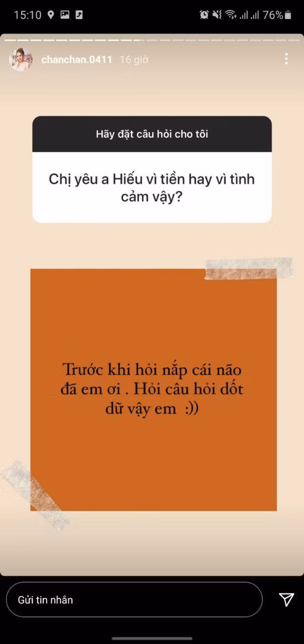 Mới đây, trên story Instagram, Xoài Non phản ứng lại khá gay gắt khi bị hỏi về nguyên nhân kết hôn của mình. Cụ thể, tài khoản này đã hỏi thẳng cô nàng: "Chị yêu anh Hiếu vì tiền hay vì tình cảm vậy?"