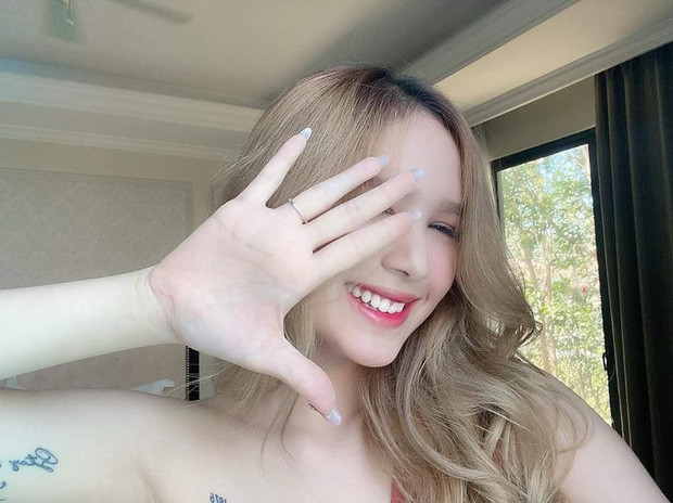 Trước câu hỏi của người này, bà xã Xemesis bực bội nhắn lại: "Trước khi hỏi nắp cái não đã em ơi. Hỏi câu hỏi dốt dữ vậy em".