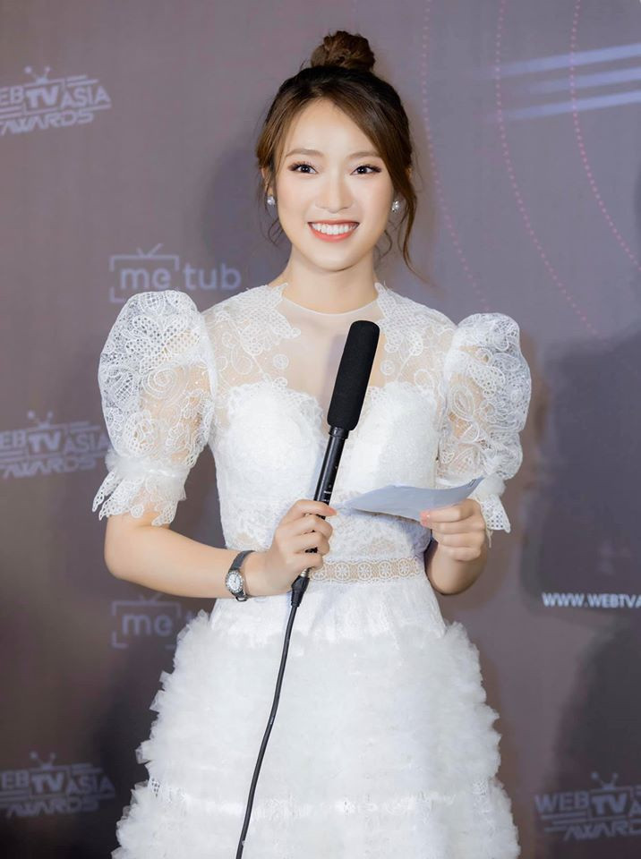 Cô nàng khiến nhiều người ngưỡng mộ khi tự sắm ô tô riêng cho bản thân và mua tặng cho bố mẹ một mảnh đất bằng thu nhập của mình. Cùng với đó, Khánh Vy đã đặt chân tới 6 quốc gia Trung Quốc, Mỹ, Thái Lan, Singapore, Nhật Bản, Hàn Quốc với vai trò là đại sứ, khách mời.