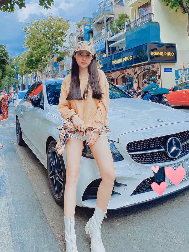 Cách đây vài tháng nữ DJ nổi tiếng khiến nhiều người ngưỡng mộ khi xây nhà cho mẹ ở quê và mua xe sang tiền tỷ dù mới 24 tuổi.