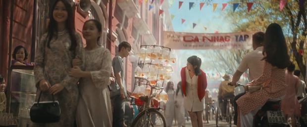 Đoạn đầu MV khi nữ chính Hải Tú đang tung tăng đi bộ giữa lòng đường để ngắm cá vàng, khán giả đã nhận ra sự xuất hiện của biển số xe 5 chữ số mới chỉ được đưa vào cấp từ năm 2010.