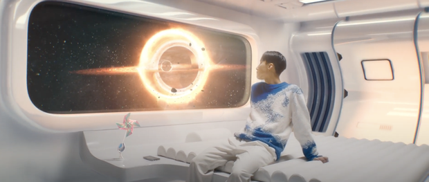 Lấy bối cảnh những năm của thế kỷ trước thì làm gì có cơ hội cho điện thoại di động xuất hiện. Tuy nhiên, việc để Sơn Tùng dùng điện thoại ngoài vũ trụ chỉ để làm báo thức vẫn là một pha xử lý khá cồng kềnh. Ảnh: Tổng hợp Internet