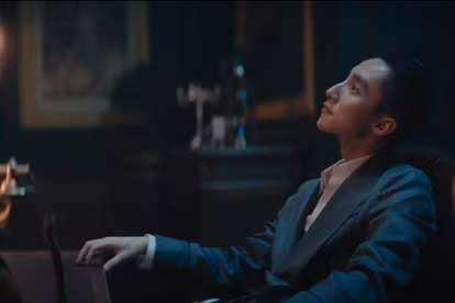 Đặc biệt, sản phẩm cũng lấy bối cảnh hàng chục năm trước, mang lại màu sắc vô cùng vintage cho MV nên khiến cư dân mạng dễ dàng nhận ra "sạn" hơn.