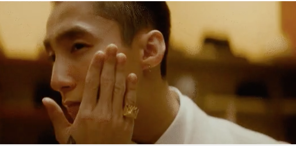 Một phân cảnh khác cũng khiến dân tình thắc mắc chính là màn chăm sóc da rất kỹ càng của Sơn Tùng. Tuy nhiên, xem xét bối cảnh thì nhân vật chính này lại không hề rửa tay trước khi bôi đồ chăm sóc da lên mặt.