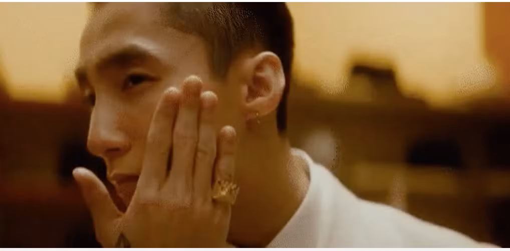 Một phân cảnh khác cũng khiến dân tình thắc mắc chính là màn chăm sóc da rất kỹ càng của Sơn Tùng. Tuy nhiên, xem xét bối cảnh thì nhân vật chính này lại không hề rửa tay trước khi bôi đồ chăm sóc da lên mặt.