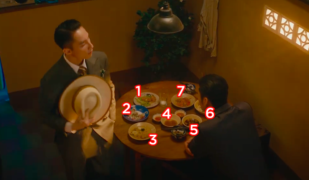 Trong cảnh tiếp theo khi anh đứng dậy đi về, có thể đếm trên bàn chỉ có... 7 món.