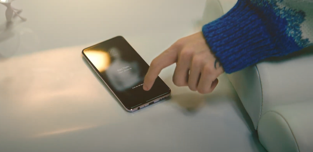 MV Chúng Ta Của Hiện Tại khiến người xem khó hiểu khi kết thúc bằng một đoạn after-credit trong vũ trụ, đáng chú ý hơn, mặc dù ở trong môi trường tối tân như vậy, anh chàng vẫn... dùng điện thoại để báo thức.