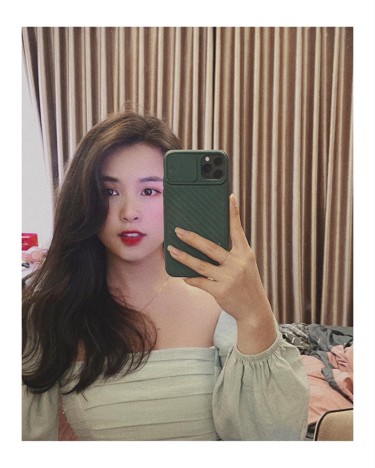 Cô từng chia sẻ lớn lên với tuổi thơ chăn trâu, cấy lúa, cắt cỏ đầy bình yên. Vì thế, nhiều người càng thích vẻ mộc mạc ở nữ streamer này.