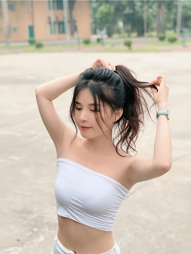 Trước đó, cô được biết đến với hình ảnh hot girl ngây thơ, trong trẻo nhưng hiện tại Thảo Nari theo đuổi phong cách gợi cảm, trưởng thành.