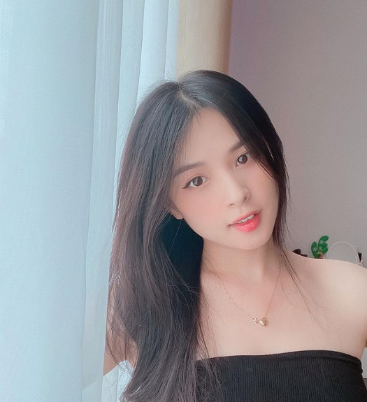 Thảo Nari ngay cả khi mệnh danh là "hot girl ăn mặc rất kín đáo nhất nhì trong làng streamer Việt Nam" vẫn luôn có sức hút đặc biệt.