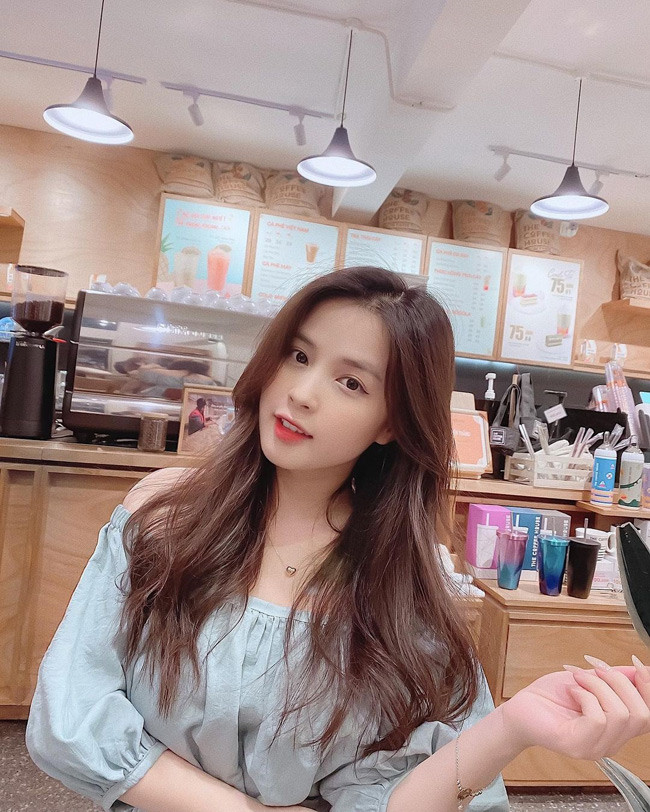 Cô từng là bạn gái tin đồn của một cầu thủ Việt Nam nhưng chưa từng dựa vào đó để đánh bóng tên tuổi. Ảnh: Facebook, Instagram nhân vật