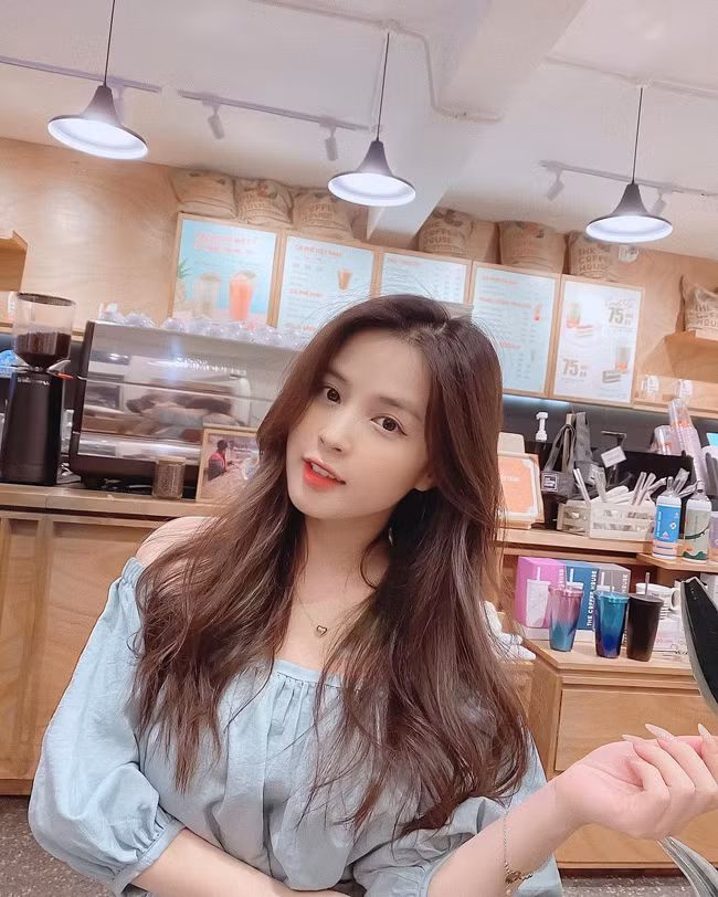 Cô từng là bạn gái tin đồn của một cầu thủ Việt Nam nhưng chưa từng dựa vào đó để đánh bóng tên tuổi. Ảnh: Facebook, Instagram nhân vật