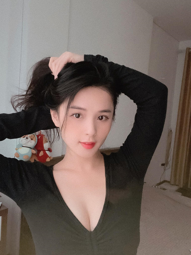 Thảo Nari tự hào vì biết tự lập từ sớm. Từ ngày lên thành phố học, cô làm thêm nhiều việc như bán hàng online để trang trải cuộc sống. Sau này, cô có cơ hội bén duyên với công việc stream.