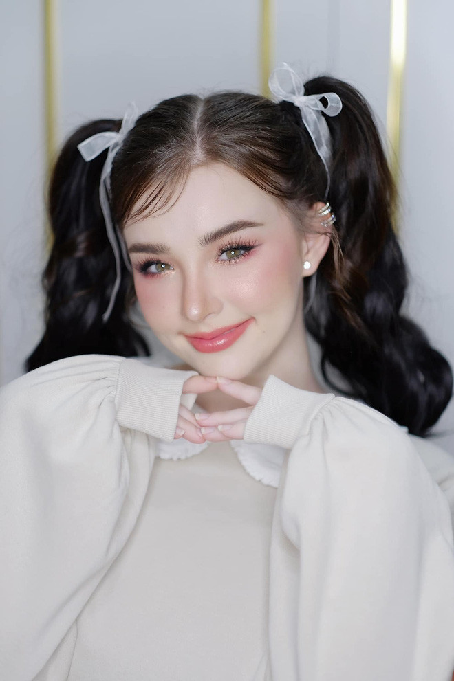 Một số người nhận xét gương mặt của cô là kết quả của việc "dao kéo".