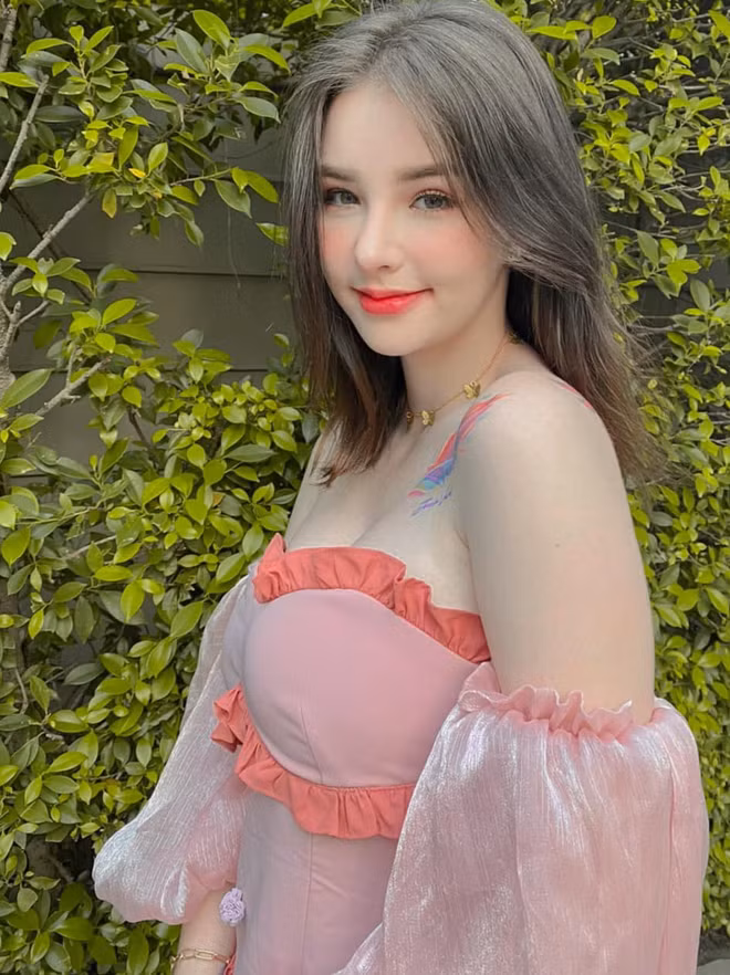 Về mặt hình ảnh, có vẻ như Jessie đã tăng cân đôi chút so với ngày xưa. Nhiều hình ảnh trong thời gian gầy đây của cô cũng cho thấy gương mặt tròn, bắp tay, bắp đùi mập hơn bình thường.