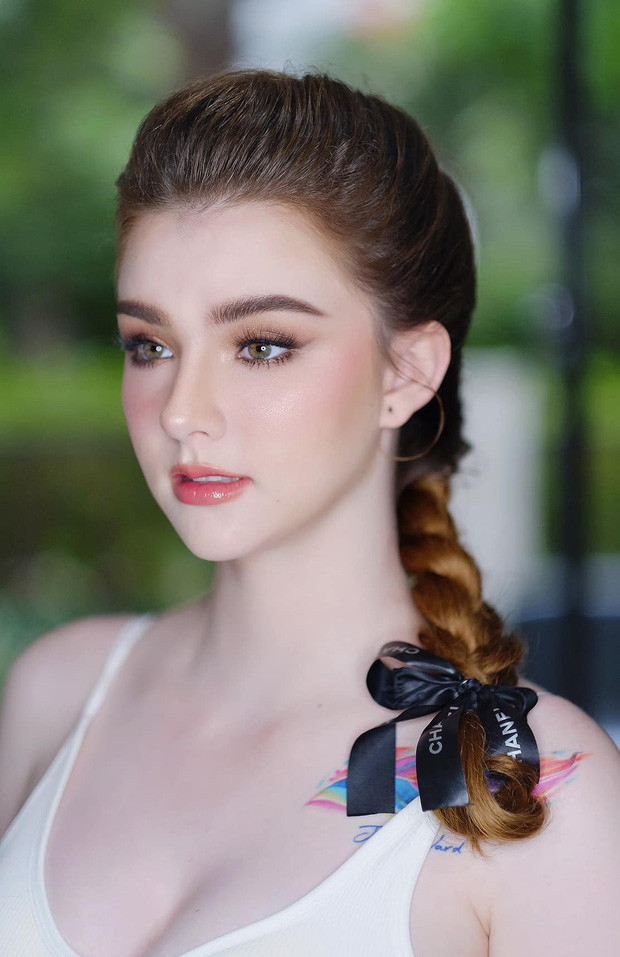 Cho dù thân hình có tròn mập hơn trước nhưng đường nét gương mặt của cô vẫn sắc nét, rõ ràng.