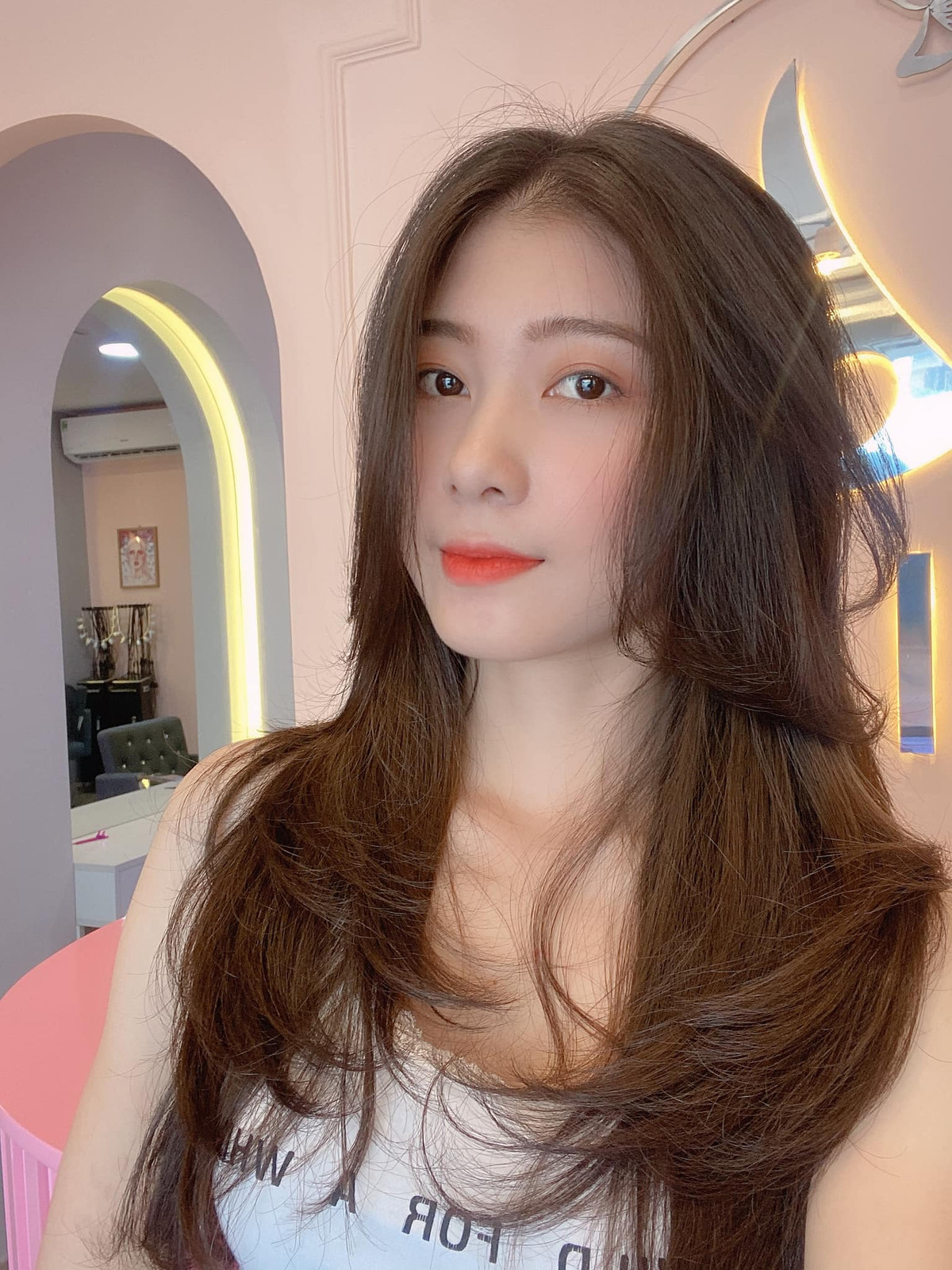 Nàng hot girl 2K nhanh chóng trở thành gương mặt nổi tiếng trên mạng xã hội bởi nhan sắc trong veo, ngọt ngào của mình.