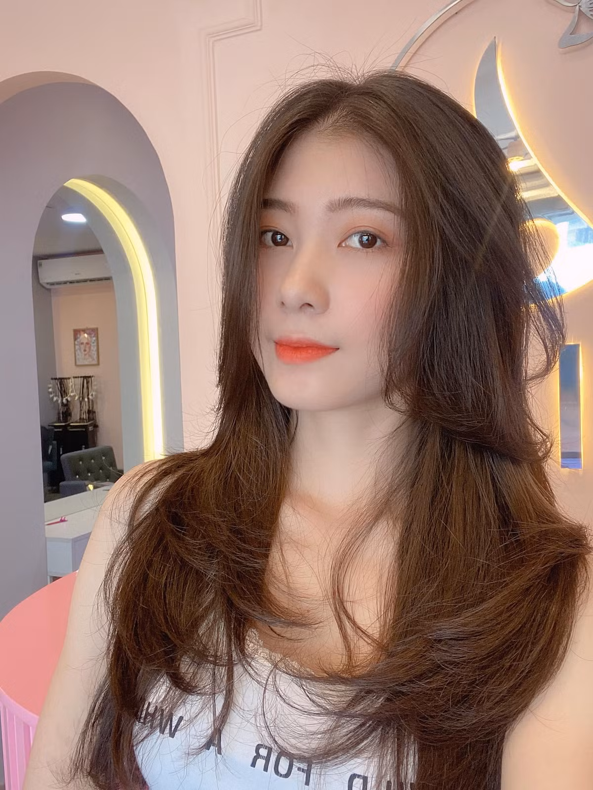 Nàng hot girl 2K nhanh chóng trở thành gương mặt nổi tiếng trên mạng xã hội bởi nhan sắc trong veo, ngọt ngào của mình.