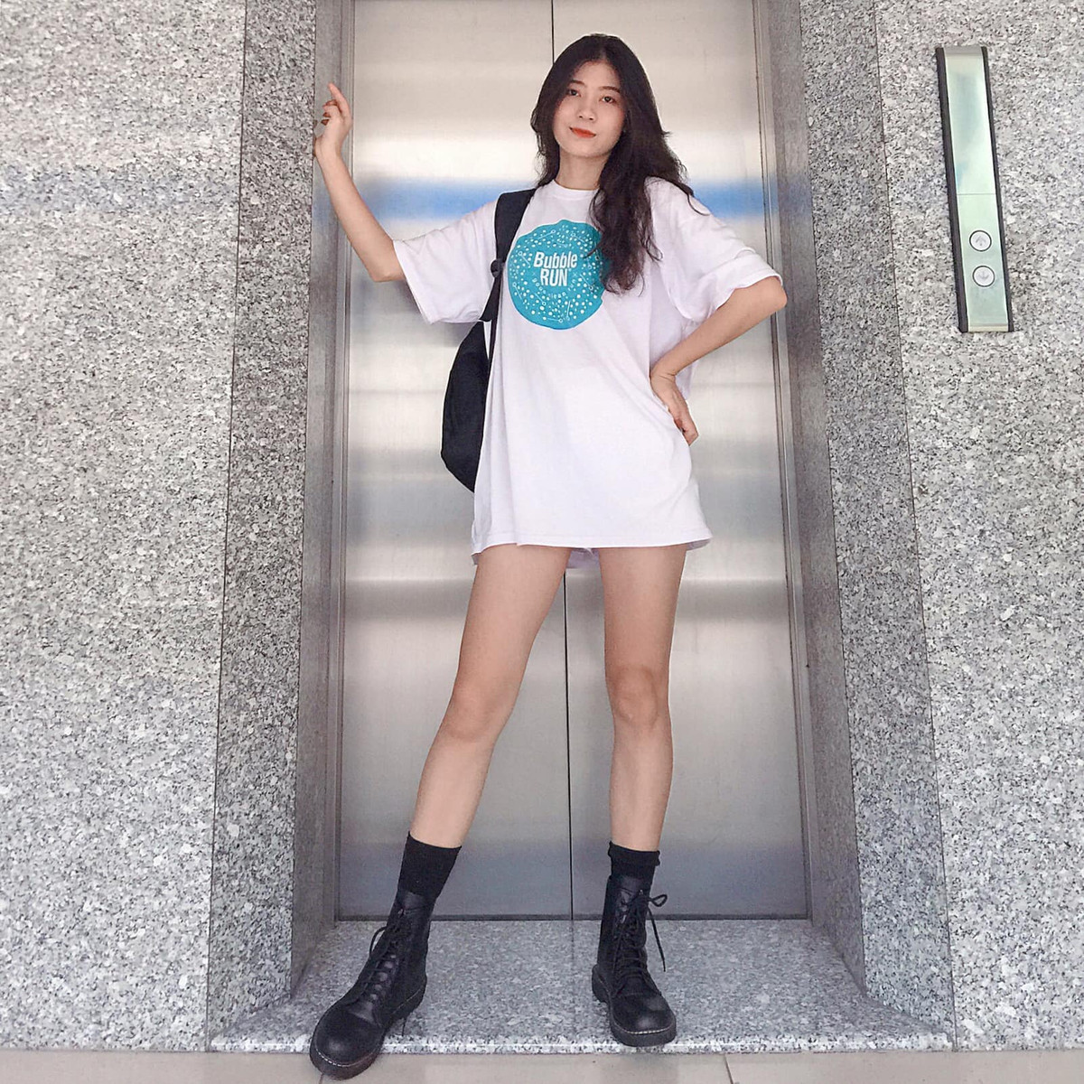 Phương Chinh còn có sở thích chụp ảnh, ca hát và đặc biệt mê giày snaeker.