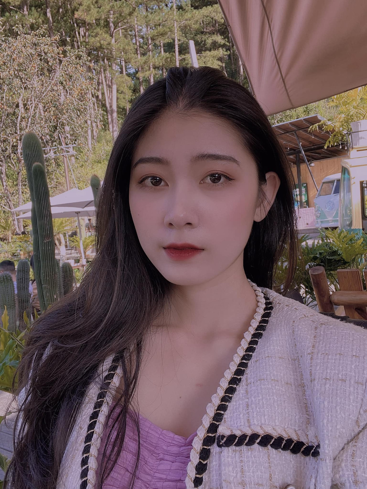 Vũ Thị Phương Chinh (sinh năm 2001, Đắk Nông) hiện đang là nữ sinh viên năm 2, ngành Quản trị kinh doanh của viện Đào tạo Quốc tế, trường ĐH Công nghệ TP HCM (Hutech).