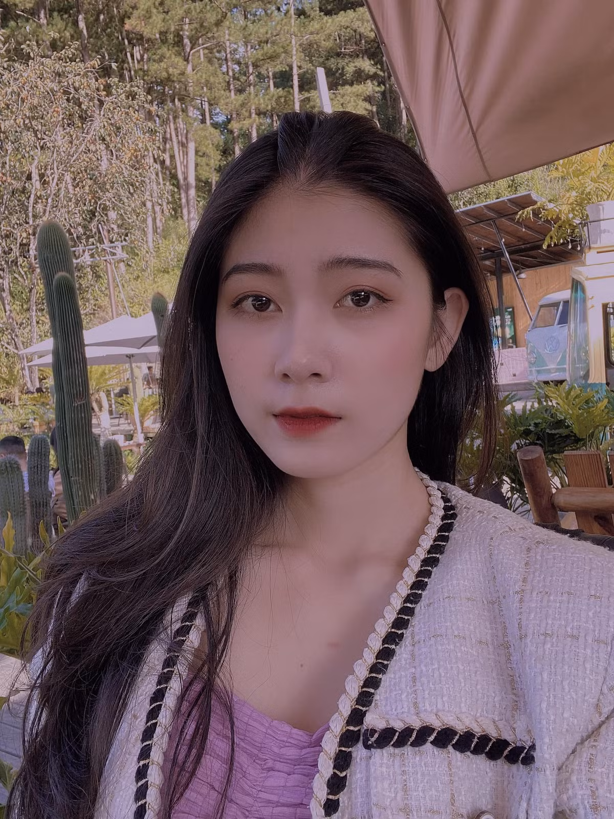 Vũ Thị Phương Chinh (sinh năm 2001, Đắk Nông) hiện đang là nữ sinh viên năm 2, ngành Quản trị kinh doanh của viện Đào tạo Quốc tế, trường ĐH Công nghệ TP HCM (Hutech).