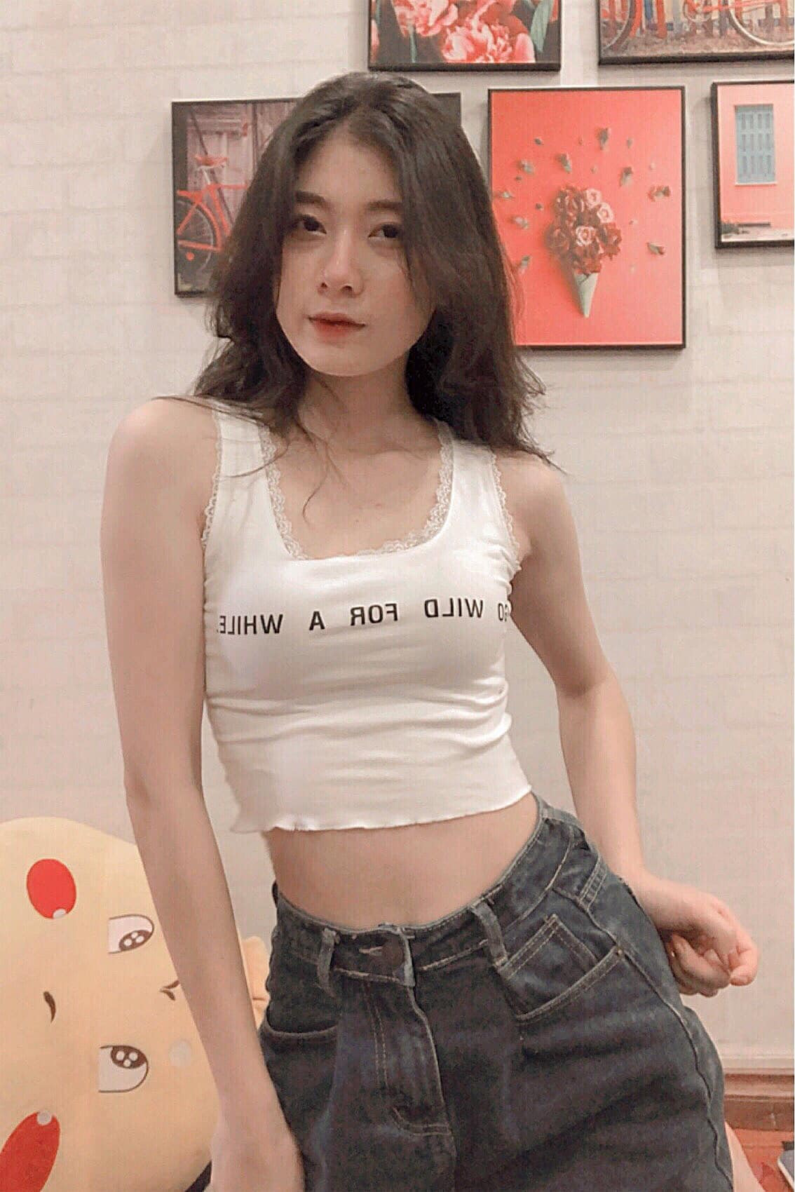 Hot girl trường Hutech luôn gây ấn tượng với người đối diện bởi chiều cao lý tưởng và vóc dáng cân đối.