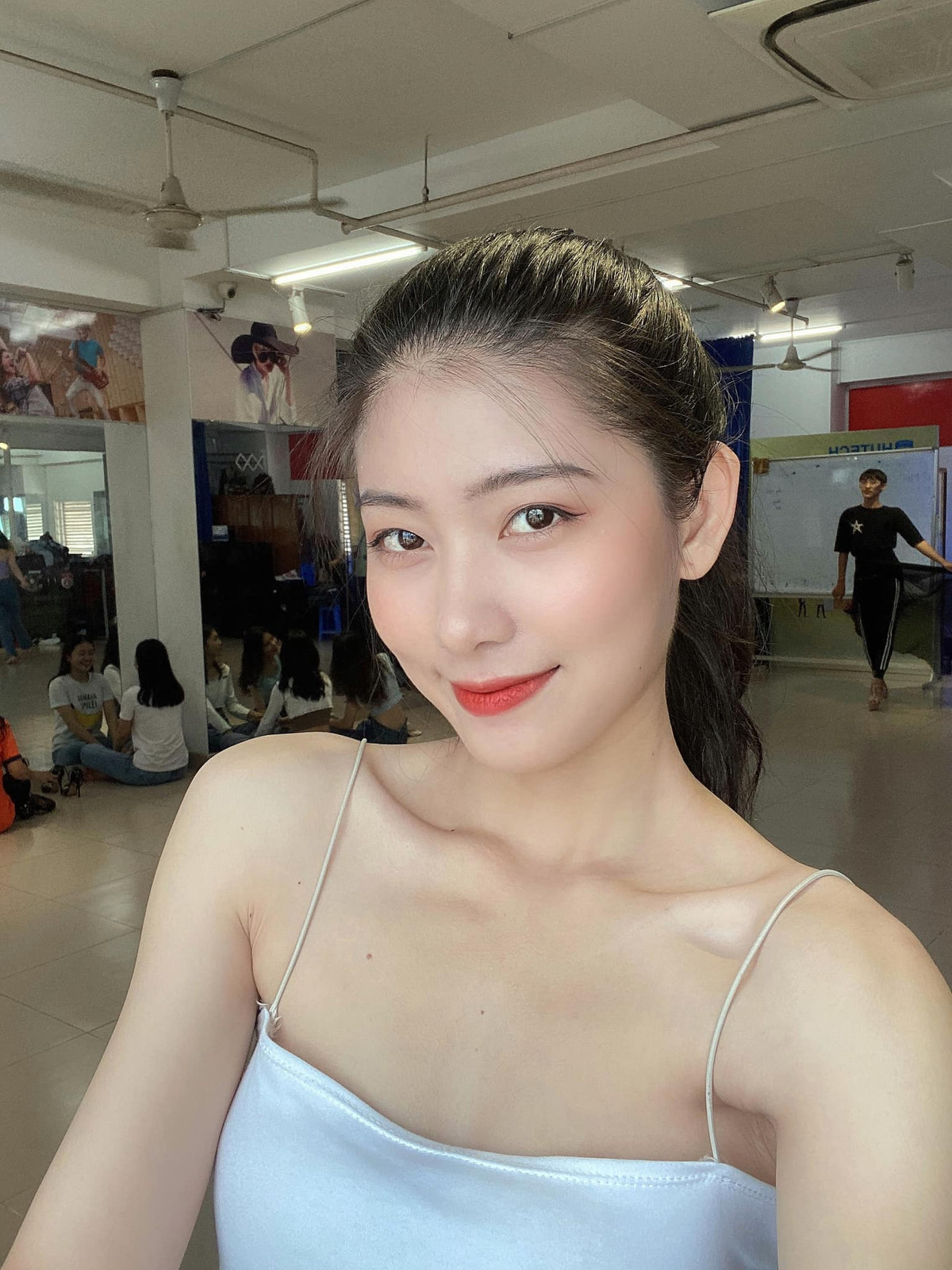 Phương Chinh được cư dân mạng ưu ái gọi là " hot girl đồng phục" nhờ vào những hình ảnh diện đồng phục xinh xắn, trong veo.