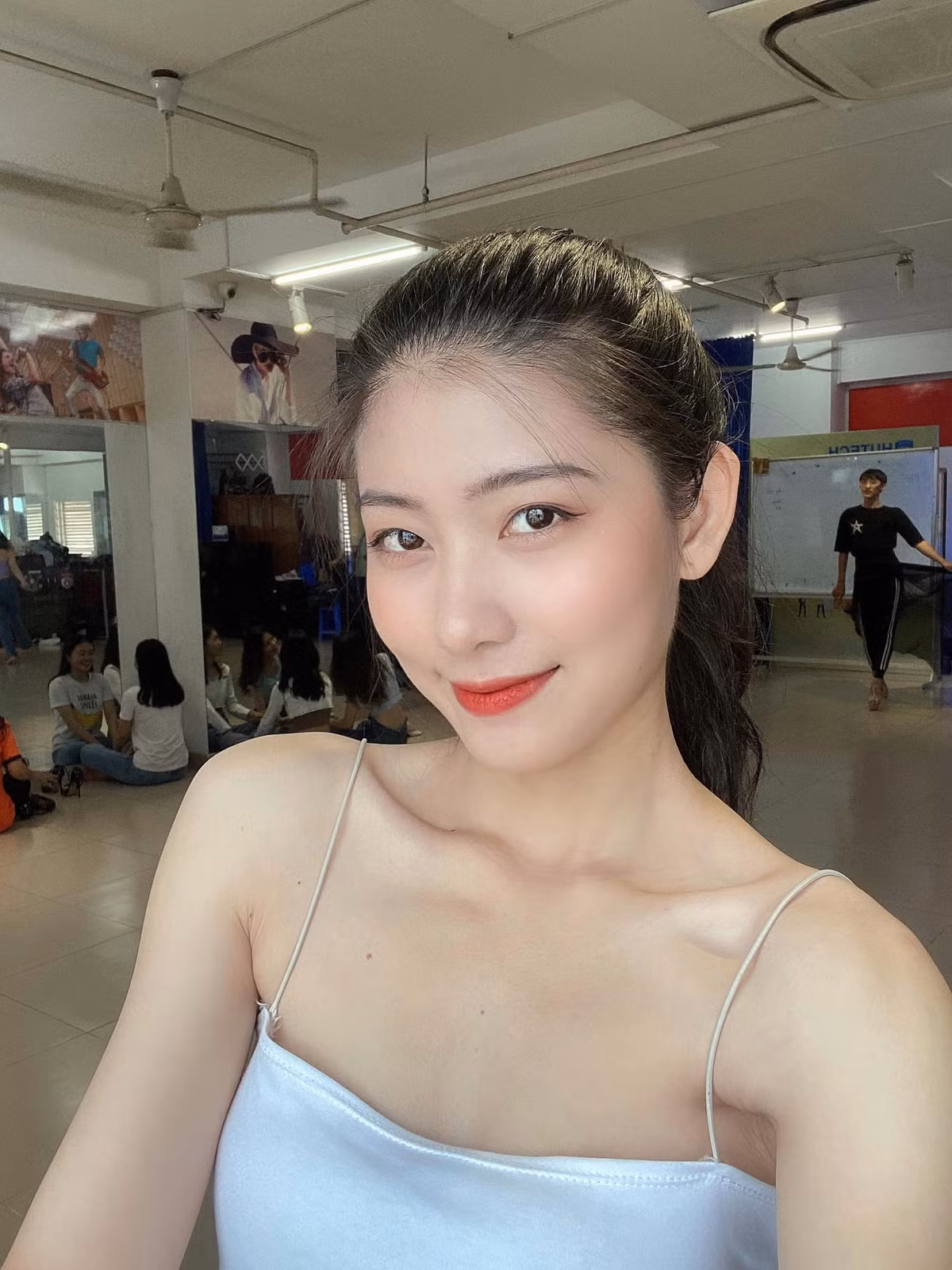 Phương Chinh được cư dân mạng ưu ái gọi là " hot girl đồng phục" nhờ vào những hình ảnh diện đồng phục xinh xắn, trong veo.