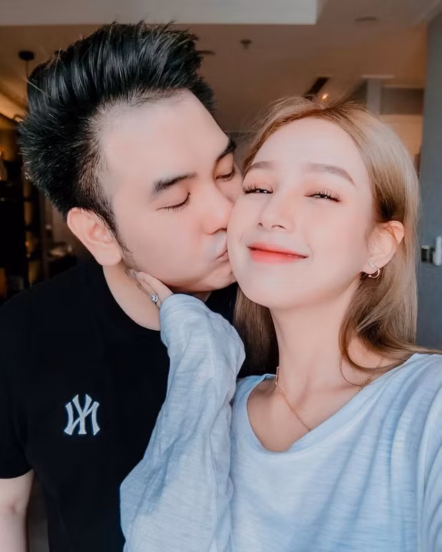 Lễ cưới của Trang Phạm trở thành tâm điểm chú ý của mạng xã hội với sự hoàng tráng và xa hoa khi cô dâu diện váy cưới 28 tỷ đồng và được rước dâu bằng siêu xe.