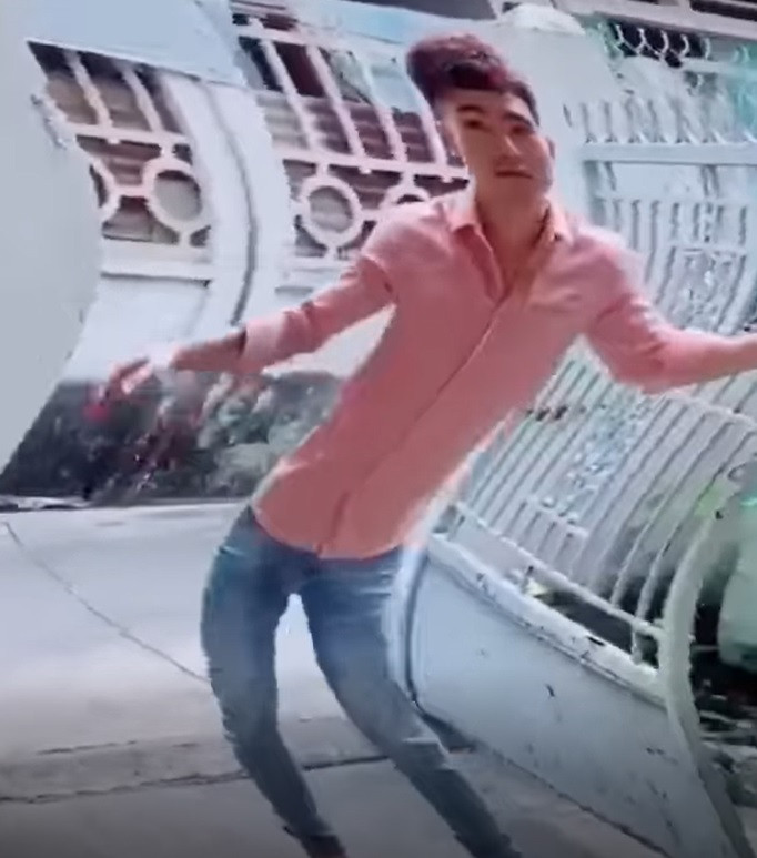 Mới đây, trên mạng xã hội xuất hiện trào lưu "ưỡn ẹo"" qua hiệu ứng trên điện thoại được các bạn trẻ tham gia đông đảo.