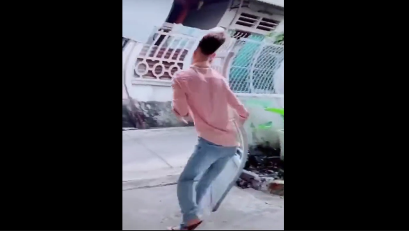 Hình ảnh sau đó sẽ chuyển thành hiệu ứng tạo sóng, "ưỡn ẹo", cũng tùy vào lựa chọn của mỗi người mà hiệu ứng sẽ uốn éo được theo nhiều hướng khác nhau.