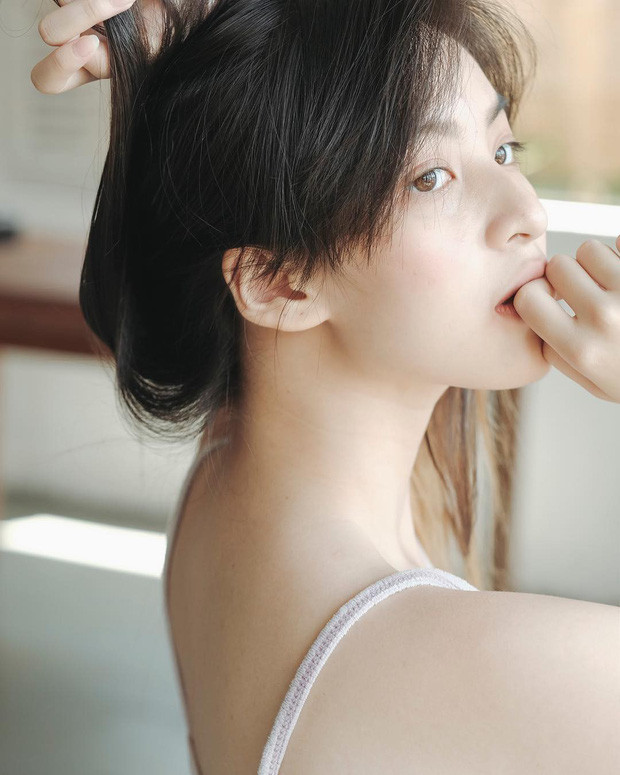 Chẳng ăn mặc cầu kì hay makeup lồng lộn, cô bạn chỉ trang điểm rất nhẹ và mặc trang phục thoải mái cũng đủ thu hút mọi ánh nhìn.