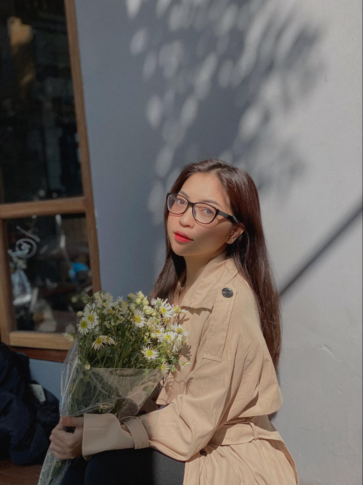 Thay vì theo dõi tình cũ vui vẻ bên tình mới, nàng hot girl xứ Quảng lại chỉ chăm chỉ đăng tải hình ảnh khoe vẻ đẹp lên trang cá nhân.