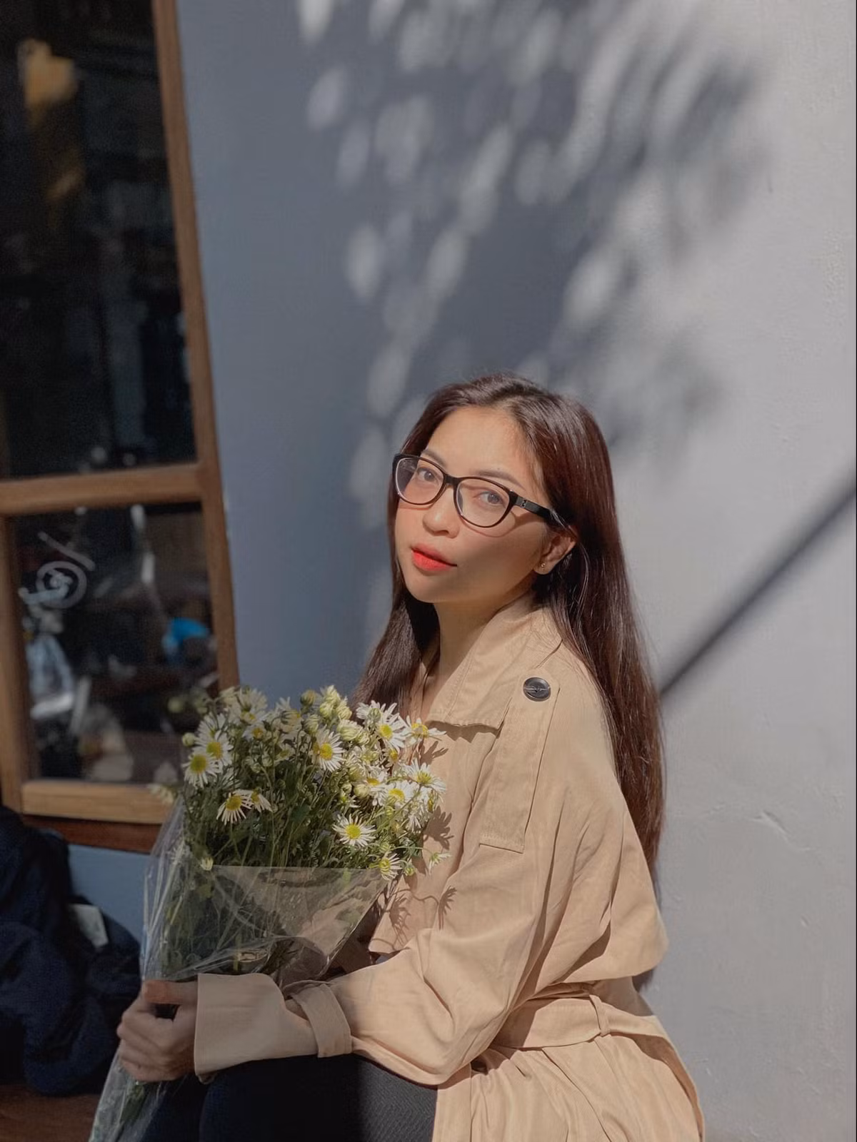 Thay vì theo dõi tình cũ vui vẻ bên tình mới, nàng hot girl xứ Quảng lại chỉ chăm chỉ đăng tải hình ảnh khoe vẻ đẹp lên trang cá nhân.