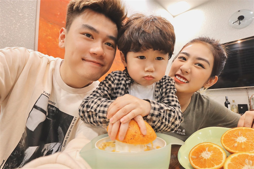 Trang Lou có được những điều mà người con gái nào cũng ước mơ: nhan sắc xinh đẹp, mối tình đẹp như mơ năm 16 tuổi, một gia đình nhỏ hạnh phúc với chồng yêu thương và những đứa con vô cùng đáng yêu.