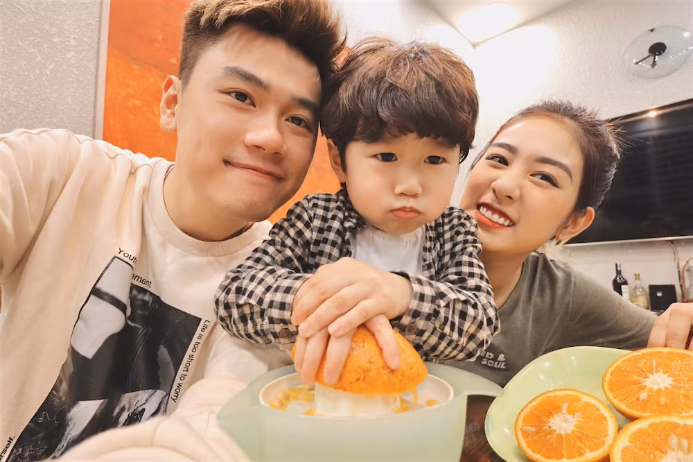 Trang Lou có được những điều mà người con gái nào cũng ước mơ: nhan sắc xinh đẹp, mối tình đẹp như mơ năm 16 tuổi, một gia đình nhỏ hạnh phúc với chồng yêu thương và những đứa con vô cùng đáng yêu.