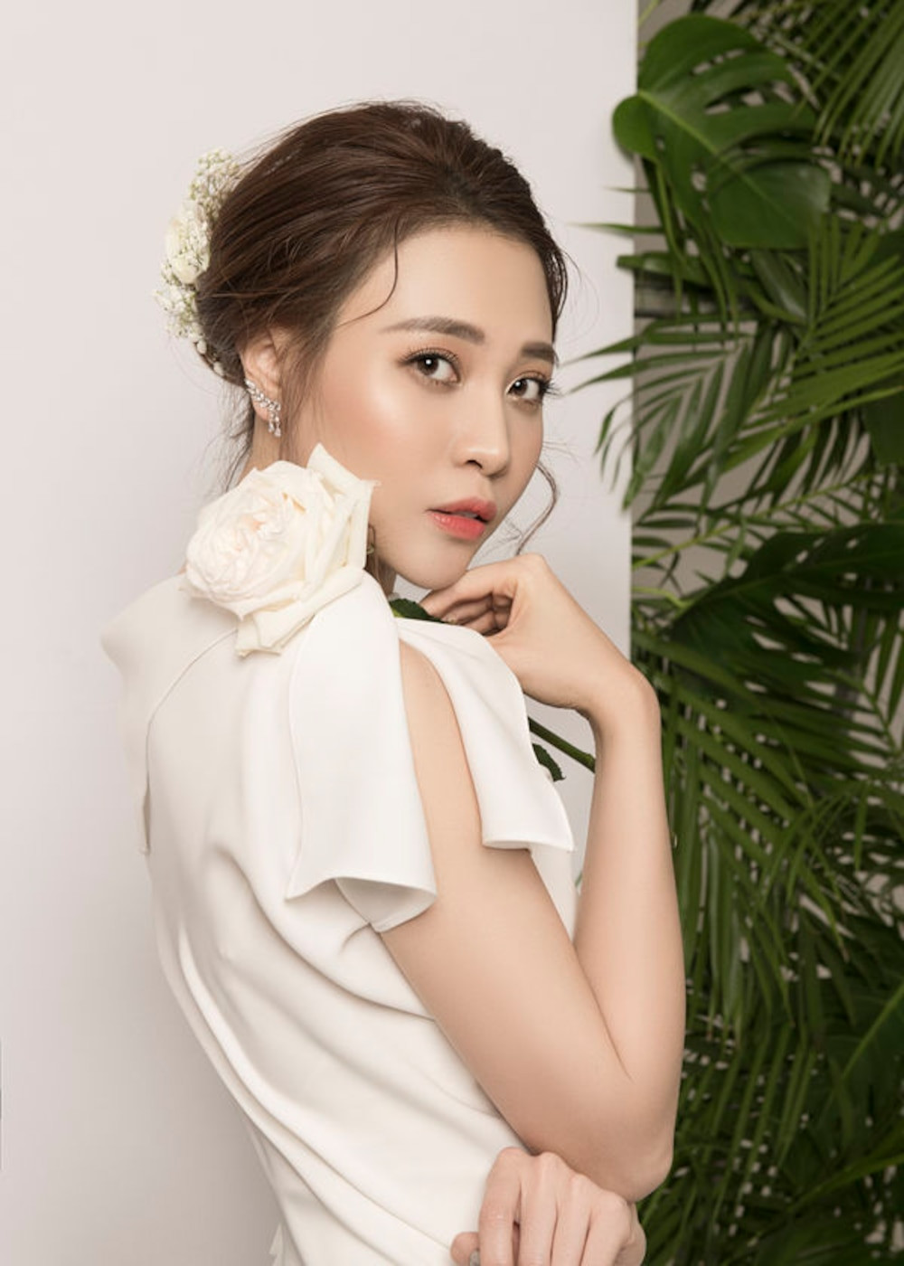 Đàm Thu Trang sinh năm 1989 tại Lạng Sơn. Cô nàng từng tham gia nhiều cuộc thi và để lại những thành tích ấn tượng như Top 20 cuộc thi Hoa Hậu Việt Nam 2012, Top 6 chương trình VietNam Next Top Model 2010, giải Hoa khôi Xứ Lạng 2010…